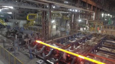 Metalurji fabrikasında metal üretim süreci. Modern bir fabrikada kırmızı sıcak metal. Modern metalurji fabrikası