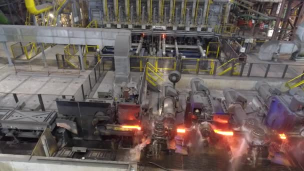 Metal caliente rojo en una fábrica moderna. Proceso de producción de metal en una fábrica metalúrgica. Fábrica metalúrgica moderna — Vídeo de stock