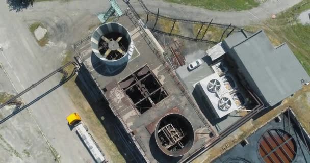 Cuchillas giratorias grandes del sistema de refrigeración. Torre de enfriamiento. Cuchillas de torre de enfriamiento. Moderna torre de enfriamiento en una fábrica — Vídeo de stock