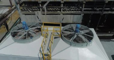 Modern soğutma kulesine yakın çekim. Modern endüstriyel su soğutma sistemi. Endüstri dışı