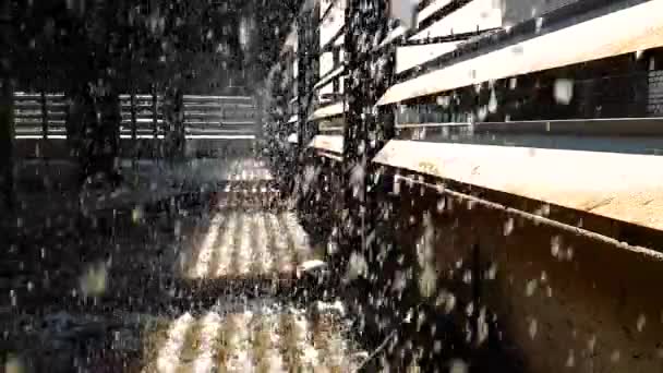 In de koeltoren. Water in de koeltoren. Waterdruppels in een koeltoren in een fabriek — Stockvideo