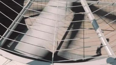 Geniş döner bıçaklar yakın plan. Fabrikada büyük pervane bıçakları var. Soğutma Kulesi Bıçakları