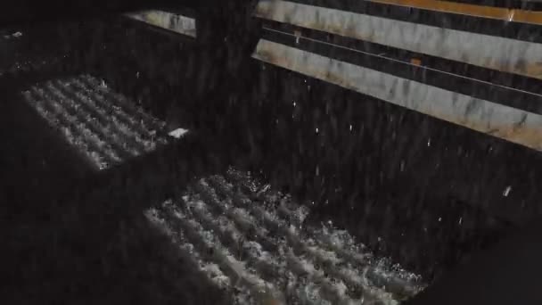 Voda uvnitř chladící věže. Uvnitř chladící věže. Kapky vody uvnitř chladící věže v továrně — Stock video