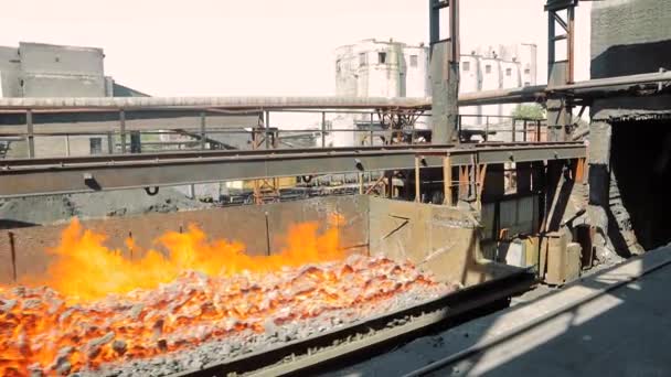 Heiße Kokskohle verlässt den Ofen. Kohlekoksverfahren, Koksofen-Kohleherstellungsprozess — Stockvideo