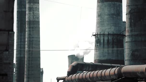 Büyük bir fabrikanın bacasından çıkan beyaz duman. Metalurjik bir bitkinin bacasından çıkan kalın beyaz duman. — Stok video