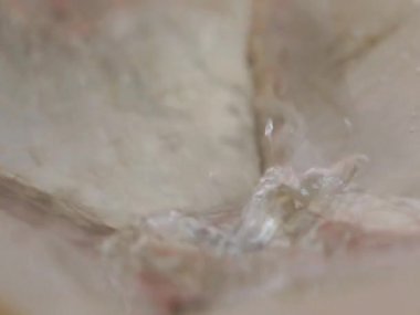 Su kanalizasyona akıyor. Kanalizasyona su boşaltıyorum. Kimyasal atık su gideri