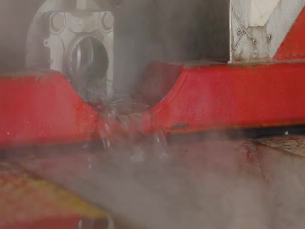 L'eau coule du tuyau, vaporisation d'eau chaude. Assainissement des eaux industrielles. Eaux usées après nettoyage chimique du réservoir. — Video