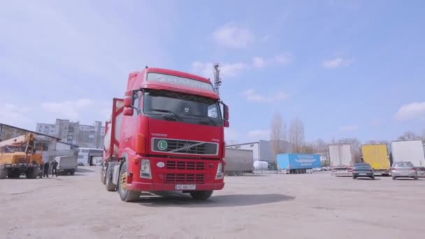 Tank and truck cleaning. A tanker truck drives into a tank cleaning station. Truck wash. Station for cleaning trucks and tanks from chemical pollution — Stockvideo