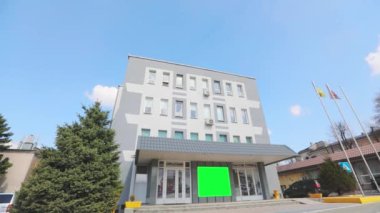 Reklam şablonu olan modern bir ofis. Yeşil ekranlı ofis binası