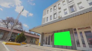 Reklam şablonu olan modern bir ofis. Yeşil ekranlı ofis binası