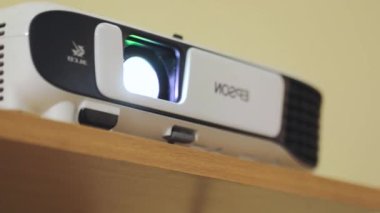 Ev projektörü. Ev projektörü çalışıyor. Projektörden gelen ışık. Projektör lambasının arkaplanındaki toz