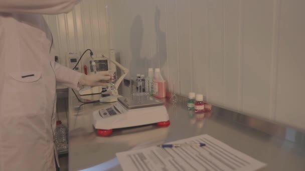 Рабочие процессы в лаборатории. Лаборатория по производству муцина. Извлечение муцина из улиток. — стоковое видео