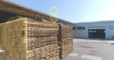 Güneşin altında bilgi grafikleriyle odunları kurutuyorum. Bir marangoz fabrikasında modern teknolojilerin görselleştirilmesi. Doğal olarak Kurutulmuş Ağaç. Güneş ve rüzgarla birlikte tahtadan suyun çıkarılması..
