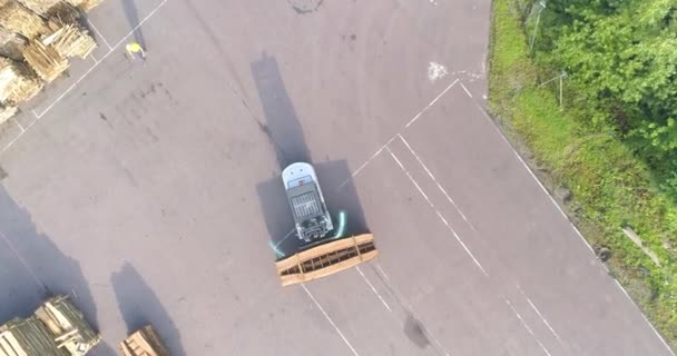 叉车运送木材通过工厂.在一个木材厂上空飞行现代家具厂总图. — 图库视频影像