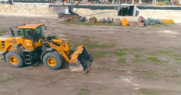 Buldozer, ilerisi için zemin katını dümdüz ediyor. Buldozer düz olmayan zemin örtüsünü kaldırıyor. Geleceğin inşaat alanının görselleştirilmesi — Stok video