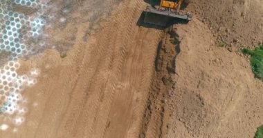 Buldozer, ilerisi için zemin katını dümdüz ediyor. Buldozer düz olmayan zemin örtüsünü kaldırıyor. Geleceğin inşaat alanının görselleştirilmesi