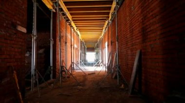 İnşaat halindeki bir binanın içinde. İnşaat endüstrisi. Bir zemin oluşturma süreci. Döşeme işi. biçimlendirme rafı.