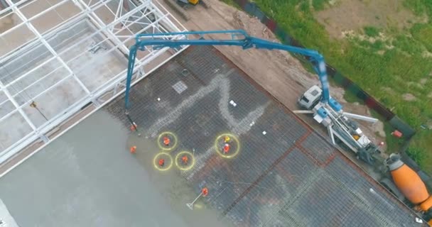 Visualizzazione di tecnologie moderne sulla vista cantiere dal drone. Cantiere con infografica dal cielo. lavoratori stanno versando cemento sul pavimento dell'edificio — Video Stock