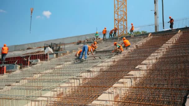 Diperkuat beton. Pekerja membuat struktur beton bertulang dalam selang waktu. Menuang beton untuk struktur logam — Stok Video