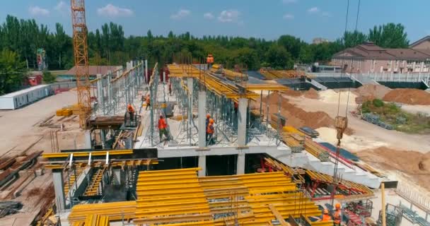 Bau eines neuen modernen Stadions von oben. Baustelle des neuen Stadions von oben. Bau einer Sportanlage — Stockvideo
