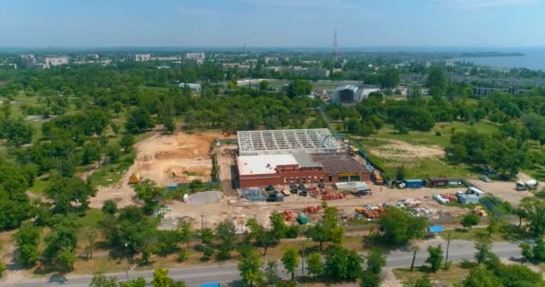 Bygging av nytt basseng. Utsikt fra byggeplassen. Bygging av en metallramme for framtidige bygninger – stockvideo