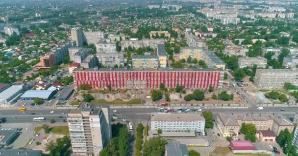 Egy nagy ház felújítása a városban. Felújítottak egy régi, több részből álló házat, felülnézetből. Új tér a szovjet városban. — Stock videók