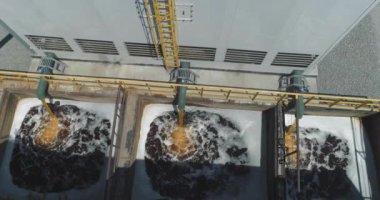 Fabrika soğutma sistemi. Islak soğutma kulesi. Fabrikadaki soğutma kulesi. Soğutma kulesi drone görünümü