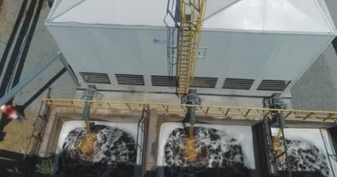 Modern soğutma kulesine yakın çekim. Modern endüstriyel su soğutma sistemi. Endüstri dışı