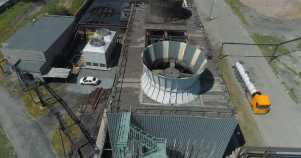 Torre de arrefecimento na fábrica. Sistema de refrigeração de fábrica. Torre de resfriamento tipo molhado. Visão do drone da torre de resfriamento — Vídeo de Stock