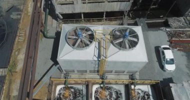 Fabrika soğutma sistemi. Islak soğutma kulesi. Fabrikadaki soğutma kulesi. Soğutma kulesi drone görünümü