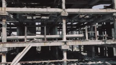 Fabrikadaki soğutma kulesi. Fabrika soğutma sistemi. Islak soğutma kulesi. Soğutma kulesi drone görünümü