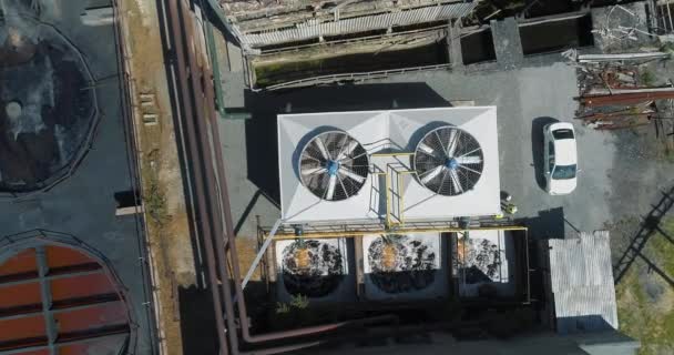 Torre de enfriamiento de un dron. Torres de refrigeración industrial. Torres de refrigeración húmedas. Torres de refrigeración por evaporación — Vídeo de stock