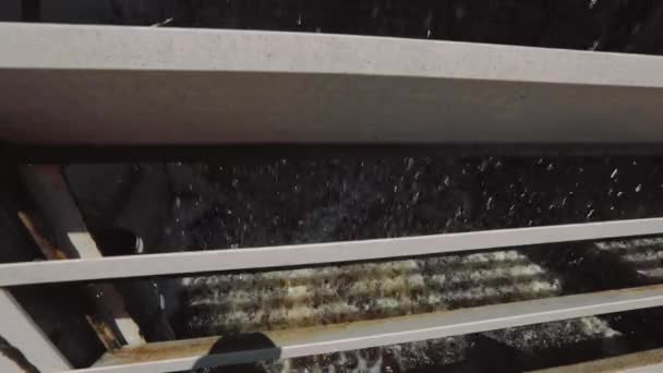 Waterdruppels in een koeltoren in een fabriek. In de koeltoren. Water in de koeltoren. — Stockvideo