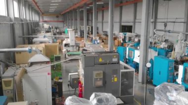 Modern bir fabrikanın endüstriyel iç mekanı. Üretim atölyesi genel planı. Makine araçları ile büyük bir atölye genişliği.