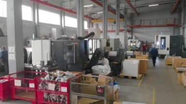 Makine gereçleri ile büyük bir atölye genişliği. Üretim atölyesi genel planı. Modern bir fabrikanın sanayi bölgesi.