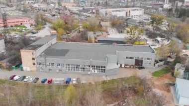 Modern fabrika manzarası. Modern bir fabrikanın üzerinden uçmak. Modern bir fabrikanın dışı.