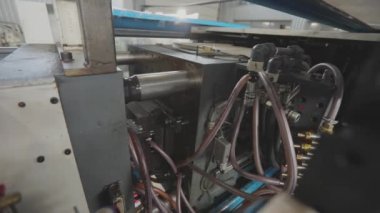 Plastik bir parçayı damgalamak. Baskı kalıplı bir parçanın yaratılması. Plastik bir parçayı baskı kalıbıyla damgalamak