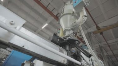 Baskı kalıplı bir parçanın yaratılması. Plastik bir parçayı damgalamak. Plastik bir parçayı baskı kalıbıyla damgalamak