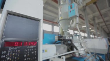 Fabrikalardaki CNC makinesinin kontrol paneli. Modern CNC makinesi. CNC makinesi bir parçasını işliyor. CNC makine monitörü.