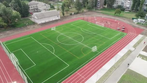 Stadion piłkarski. Nowy widok stadionu piłkarskiego drone — Wideo stockowe