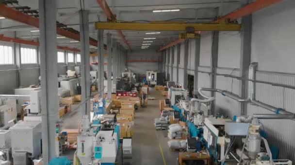 Makine gereçleri ile büyük bir atölye genişliği. Üretim atölyesi genel planı. Modern bir fabrikanın sanayi bölgesi. — Stok video