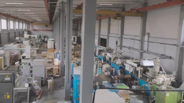 Industriell inredning i en modern fabrik. Allmän plan för produktionsanläggningen. Span i en stor verkstad med verktygsmaskiner. — Stockvideo