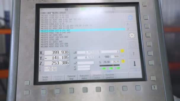 CNC maskine monitor. Kontrolpanel af cnc maskine i fabrikker. Moderne CNC maskine. CNC-maskine behandler en metaldel – Stock-video