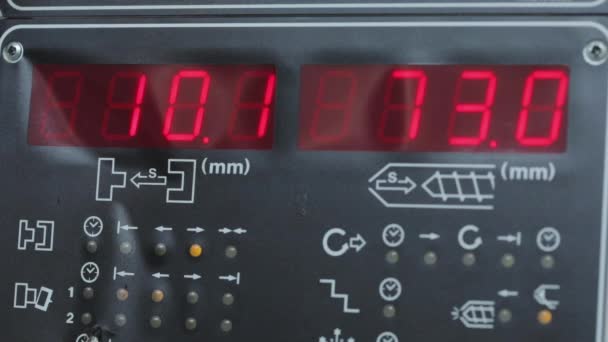 Données sur le panneau de commande de la machine CNC. Changer constamment les chiffres sur le moniteur de machine CNC — Video