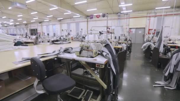 Un taller de costura vacío. Panorama de un gran taller de costura. Gran producción de costura — Vídeo de stock