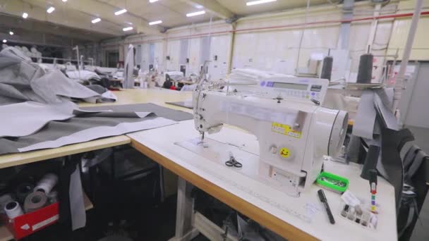 Moderno taller de costura sin gente. Un taller de costura vacío. Taller de costura sin trabajadores. — Vídeo de stock