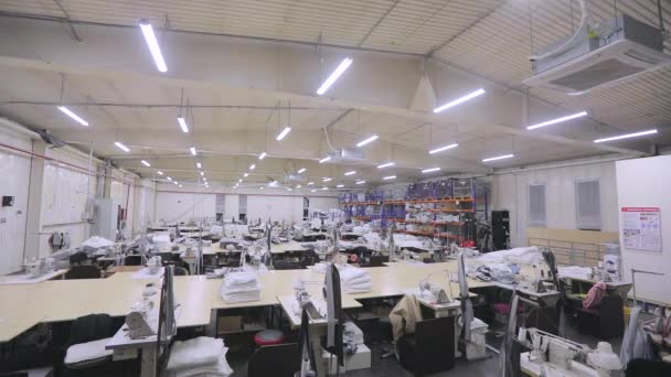 Turning off the lights in a large garment factory. End of the working day in the workshop of a garment factory. Turning off the lights in the factory. — Stockvideo