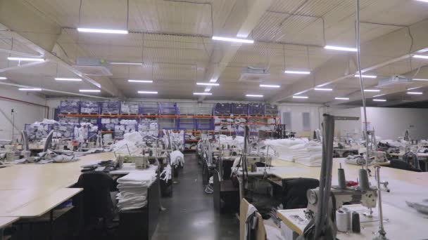Fim do dia de trabalho na oficina de uma fábrica de vestuário. Desligar as luzes em uma grande fábrica de roupas. — Vídeo de Stock