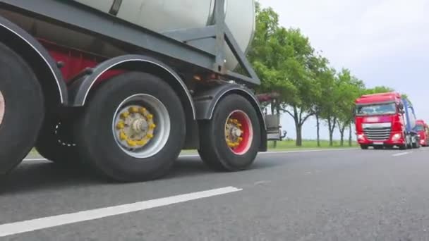 Ruote del camion in movimento da vicino. Sparare ruote camion primo piano. Il camion si sta muovendo sull'autostrada. — Video Stock
