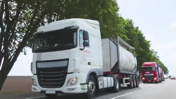Fehér teherautó halad az autópálya mentén. A meghajtók az autópályán napsütéses időben. — Stock videók